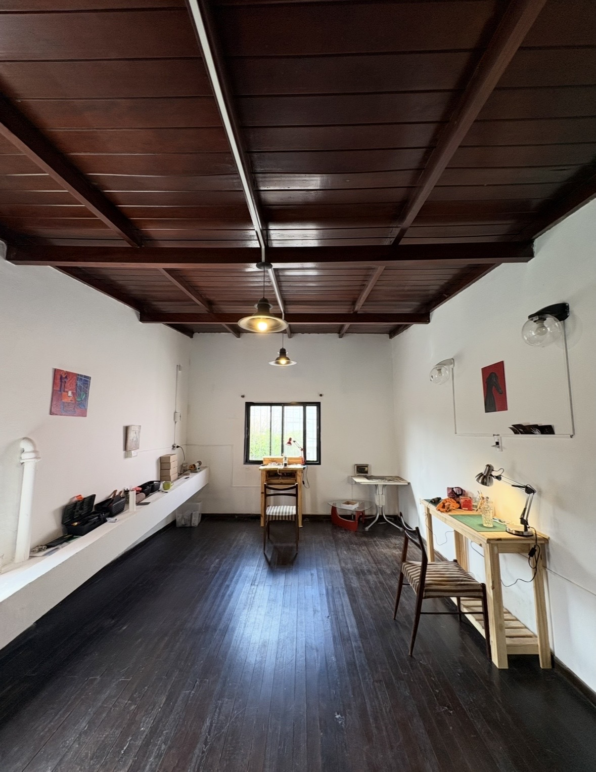 Iluminación cálida del taller